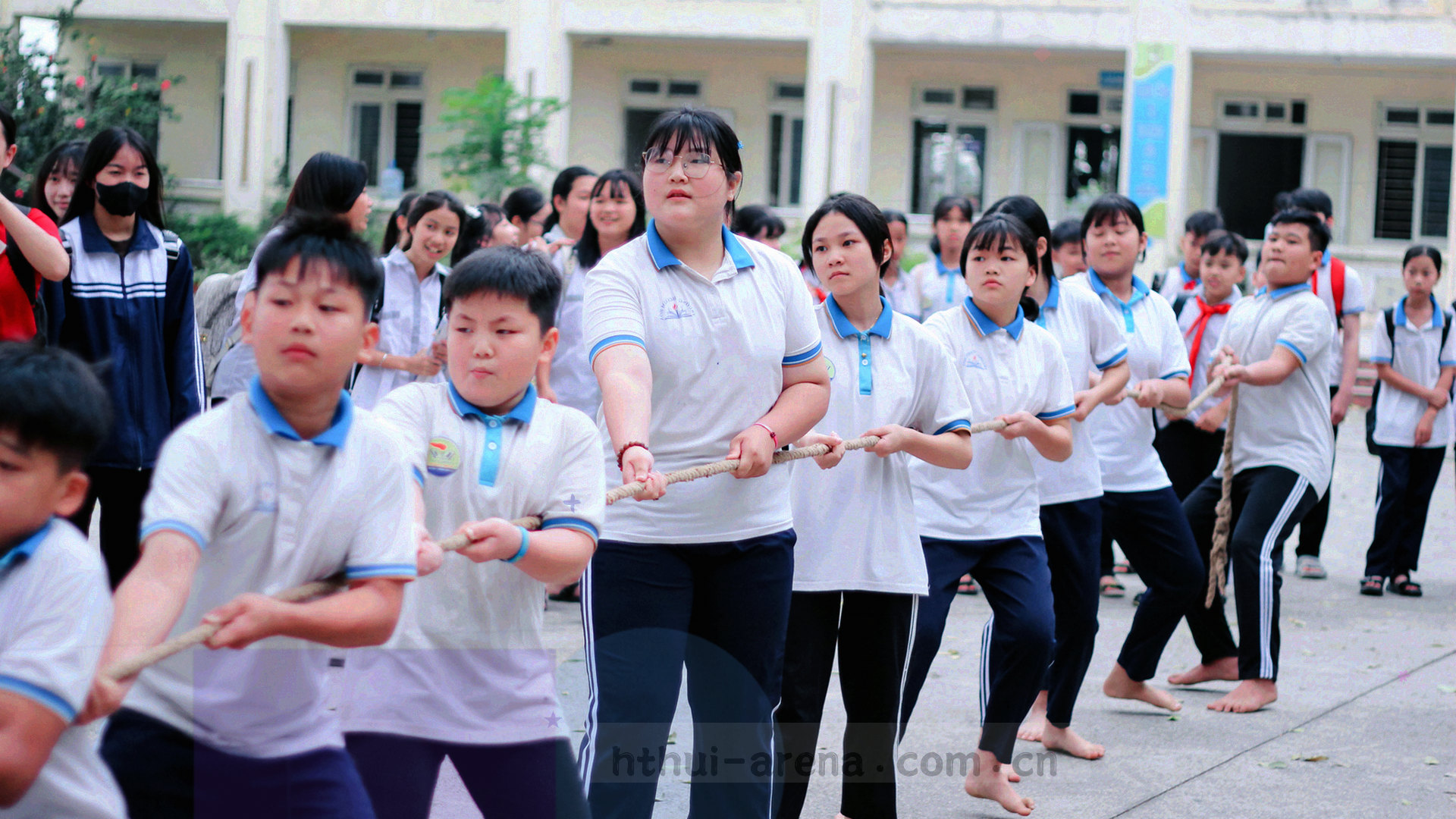 低角度夜间运动场馆灯光与红色光轨，看台灯带勾勒出竞技场氛围